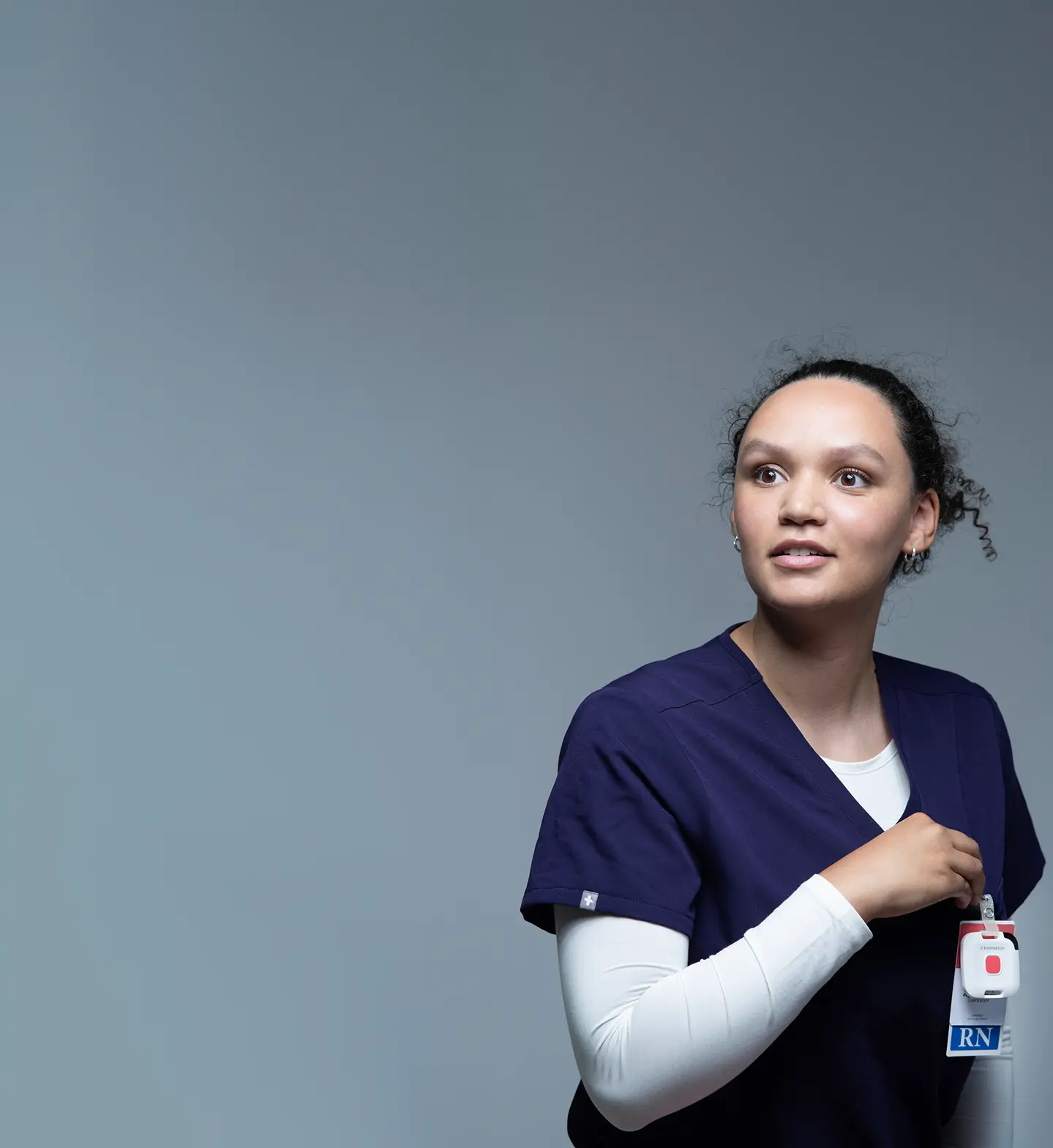 hospital nurse with kontakt io badge