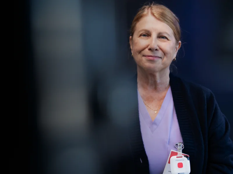 nurse wearing kontakt.io smart badge